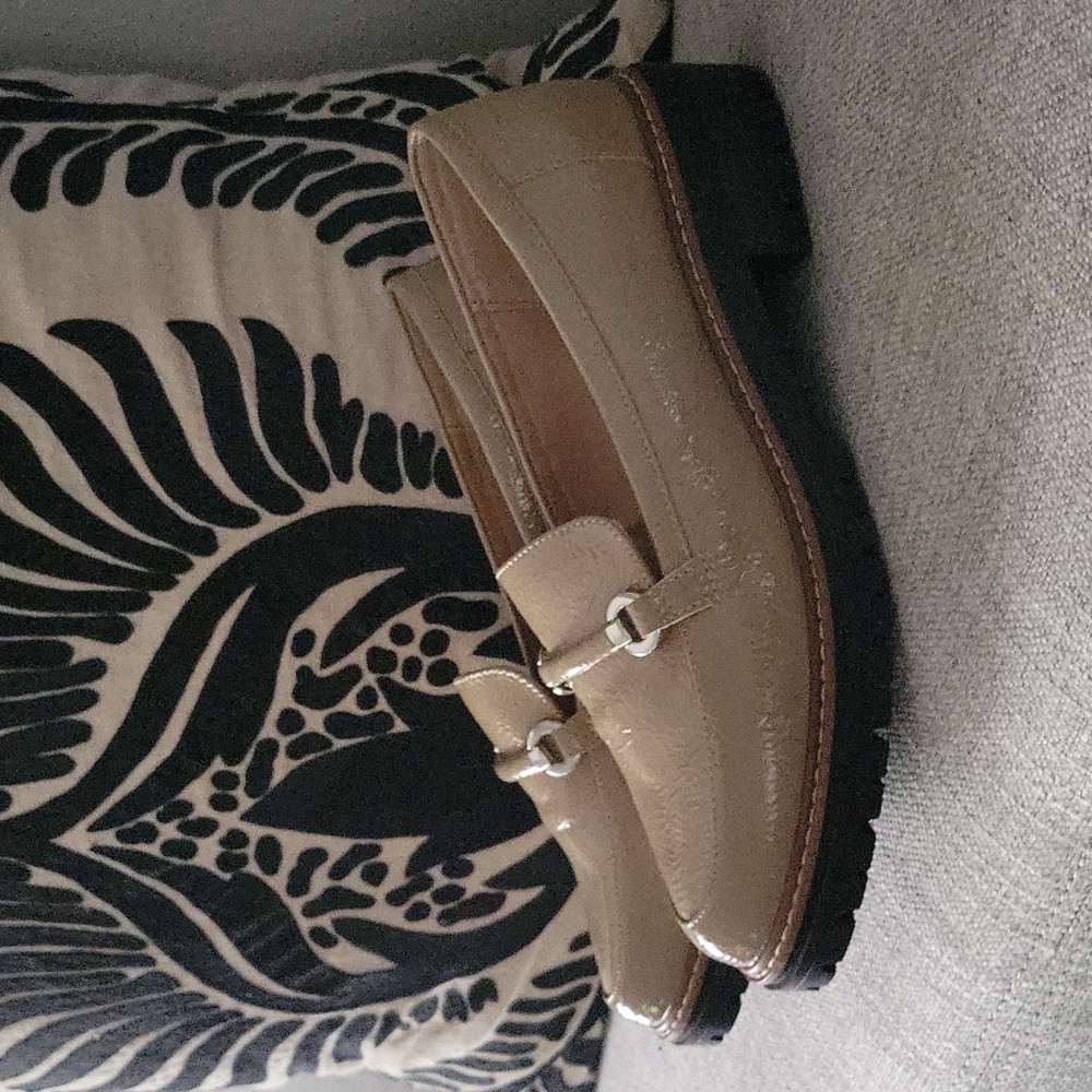 Me Too NWOT never worn taupe patent pebble leather loafer w rubber sole